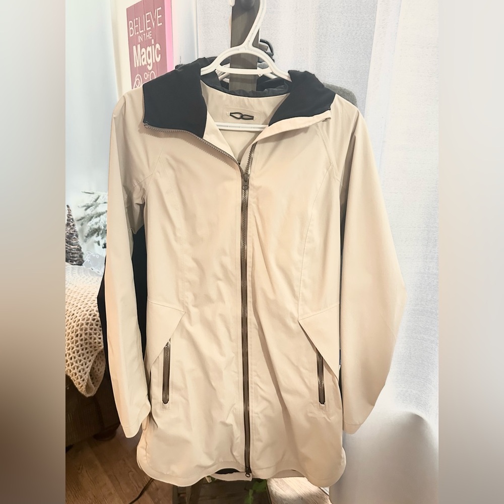 Lululemon Women’s Hooded Rain Jacket Tan Black Trim Waterproof Shell Sz 6 EUC